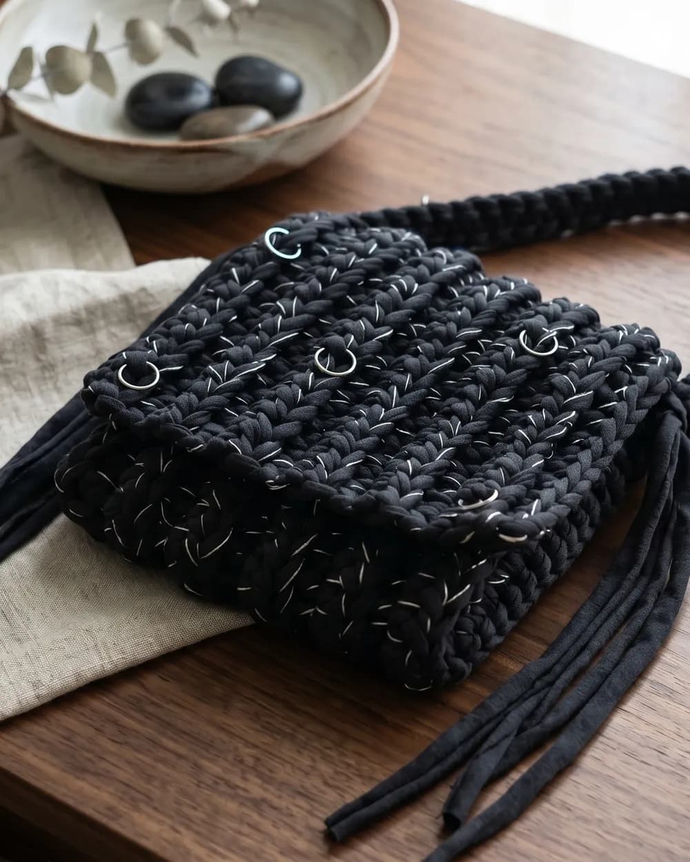 Bolso bandolera de crochet negro con hilo metálico y flecos